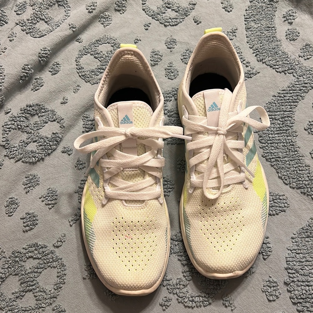 Women’s Size 8 ADIDAS